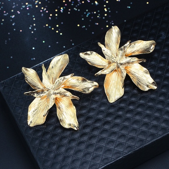GIOVANNA CHANTAL Exaggeration Flower Drop Earrings - Picture 6 of 10